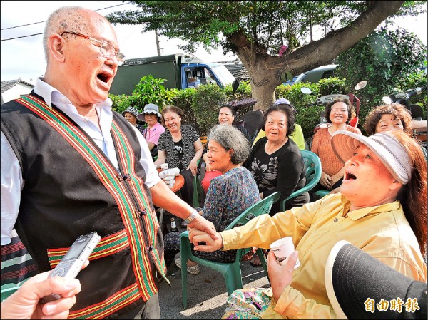 阿美族人陽清基（左）離鄕43年與親友相見十分開心，一起高唱阿美族古調。（記者張存薇攝）