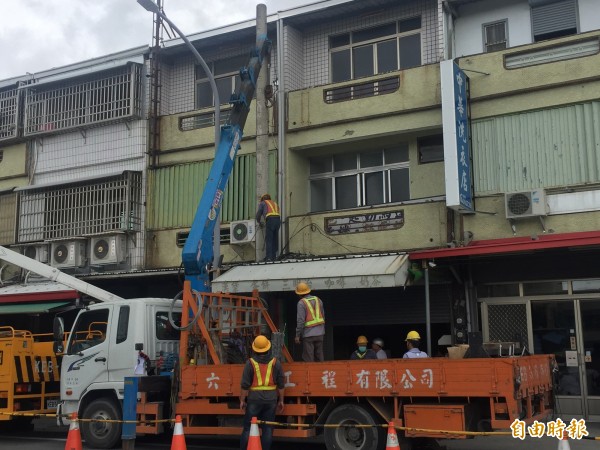 台電人員拆除中華路二段電桿。（記者張存薇攝）