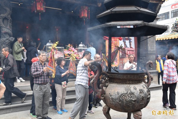 大甲鎮瀾宮媽祖遶境隨香信徒手持香旗到朝天宮參拜。（記者黃淑莉攝）