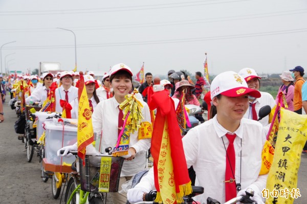 大甲鎮瀾宮自行車團參與遶境。（記者曾迺強攝）