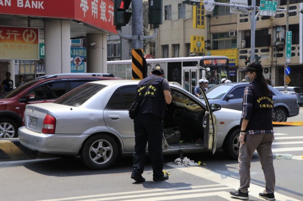 基層警員哀嘆，雖然開槍嚴正執法獲得民眾支持，但法律卻沒有保障警員。（記者王捷翻攝）