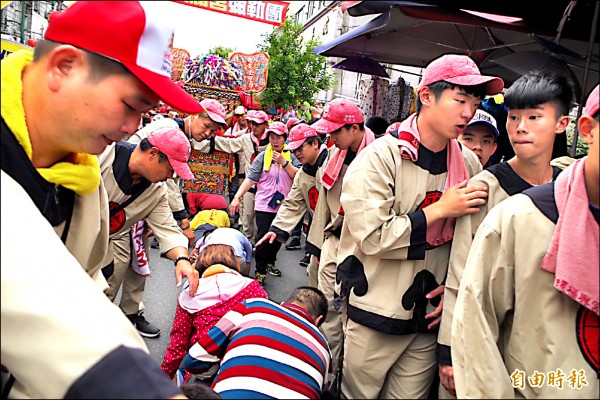 信徒們爭相鑽轎底祈求媽祖賜福。（記者林國賢攝）