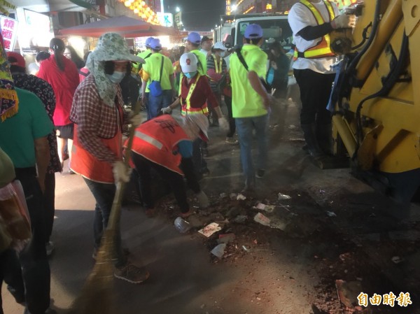 「淨港」義工們立即掃街清炮屑、除垃圾，展現高效率及維護環境的決心。（記者陳璟民攝）