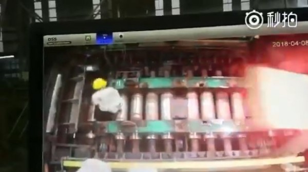 中國一名工人在鋼鐵廠內進行作業，一片剛出爐的鋼鐵卻突然朝他飛過來。（圖擷自「黑哥爆料」微博）