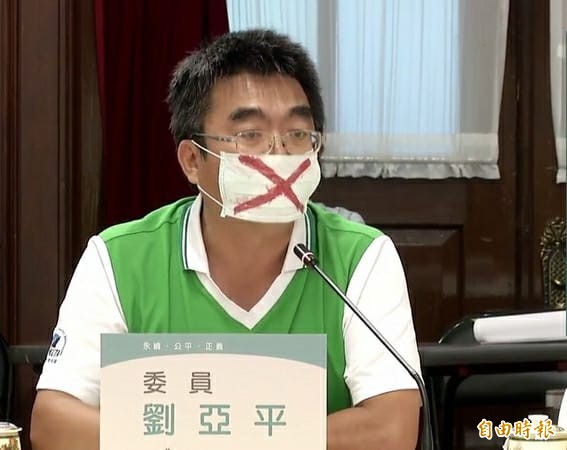 劉亞平批評，教育部長任命是政治任命，「走了一個泄尿、來了一個瀉屎」。（記者黃旭磊攝）