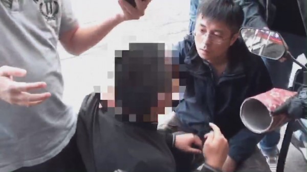 警方將取款蔡姓男子逮捕到案。（記者吳昇儒翻攝）