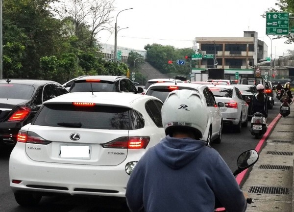 樹林交流道在上下班車流量大時嚴重回堵，居民盼能解決交通問題。（新北市北大特區聯合策進會）