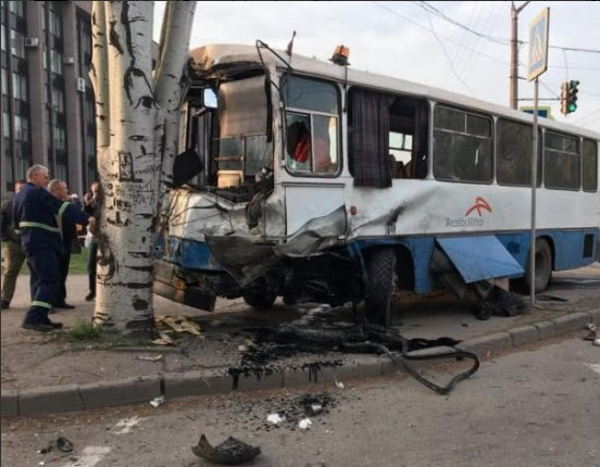 這起事故為3輛車相撞，分別是一輛客運大巴士、公車中型巴士和一輛馬自達（Mazda）轎車。（圖片取自@EuromaidanPR推特）