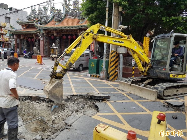 水利局斥資改善鳳明街，一旁就是古蹟鳳山城隍廟。（記者陳文嬋攝）