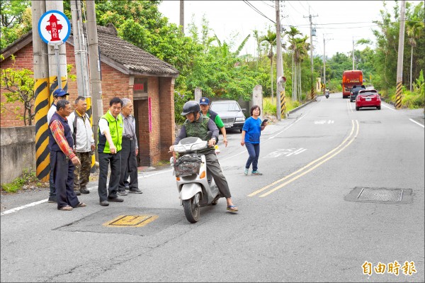 水美路人手孔蓋過多，影響騎士安全，市府養工處將在暑假期間進行路平工程。（記者張軒哲攝）