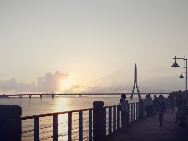 淡江大橋位於淡水出海口，可串聯北台灣地區的高快速公路交通網絡，縮短淡水及八里兩地區約15公里路程。（圖 擷自淡江大橋官網）