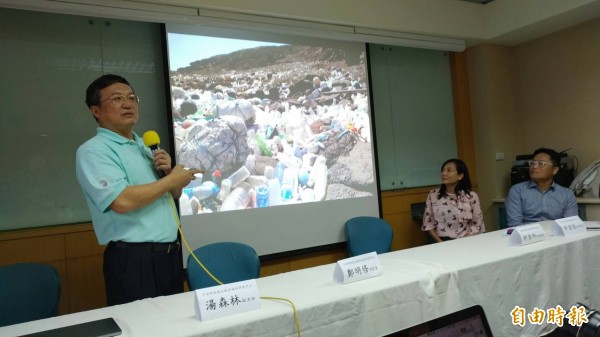 由中央研究院生物多樣性中心研究員鄭明修（左），台大漁科所助理教授柯佳吟（中）、中研院環境變遷研究中心助理研究員辛宜佳（右）等人的東沙島海漂垃圾研究，登上國際期刊。（記者劉力仁攝）