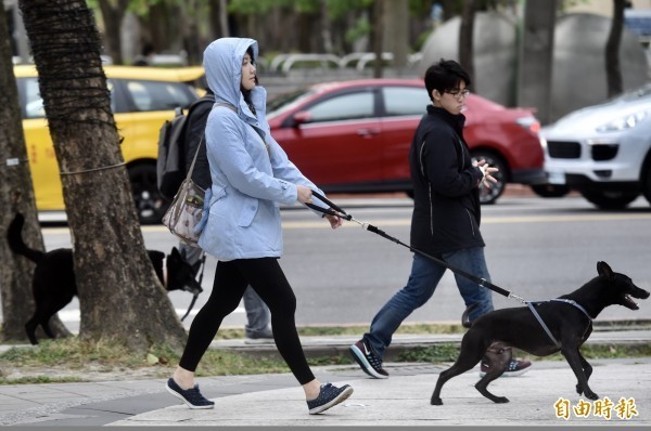 今、明兩天東北風逐漸減弱，各地晴朗穩定的天氣預計可持續到下週一，惟要注意早晚偏涼及空氣品質。（資料照）