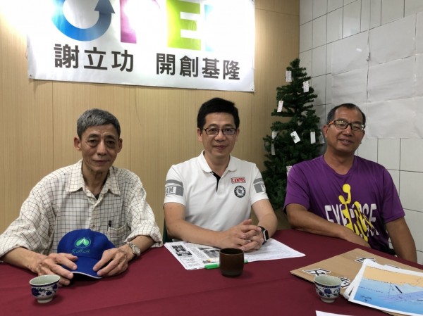 國民黨基隆市長提名人謝立功（中）今天上午接受電台專訪時表示，基隆輕軌根本是不可能做得到的事，是空頭支票。（記者林欣漢翻攝）