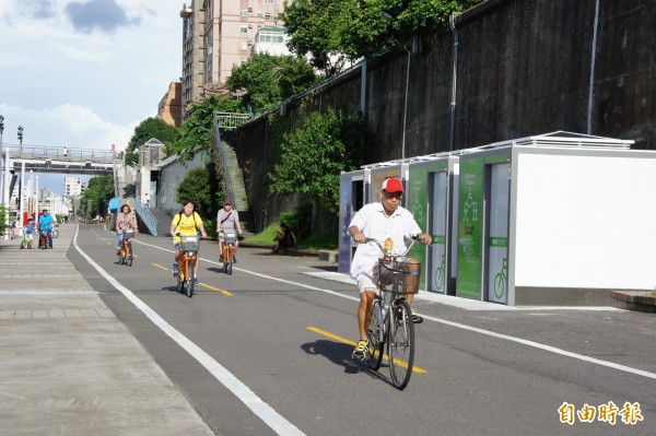 台北市週五綠色運輸日，以贈送咖啡方式，鼓勵民眾騎乘自行車上班。（記者黃建豪攝）