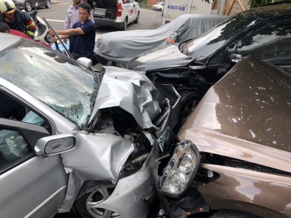 發生車禍之後，林女的車頭嚴重毀損，林女也因此受困於車內。（記者陳恩惠翻攝）