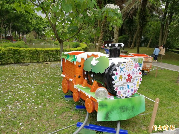 桃園市府舉辦桐花季，在龍潭區客家文學館後方公園打造遊園列車，即日起至5月13日，每天有2時段供民眾乘車遊園。（記者許倬勛攝）