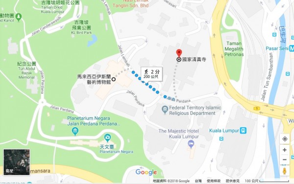 台灣一名婦人至大馬旅遊，才剛離開伊斯蘭藝術博物館，準備前往國家清真寺，短短200公尺的路程就遇上機車搶匪，雖然搶奪未遂卻導致婦人失去平衡摔倒，頭部撞擊路旁石頭，送往醫院急救，目前尚未清醒。（圖擷自Google Map）