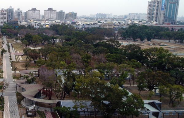 市長李孟諺表示，中央有意在平實營區興建社會住宅。（南市府提供）