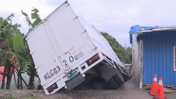 肇事物流貨車直接衝撞路邊鐵皮屋頂。（記者陳賢義翻攝）