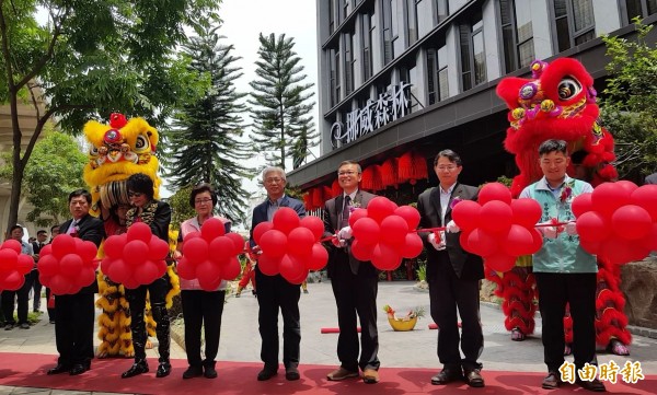 「挪威森林旅館集團」看好台中發展，在太平打造「台中漫活館」，今天舉行剪綵儀式正式對外營業。（記者陳建志攝）