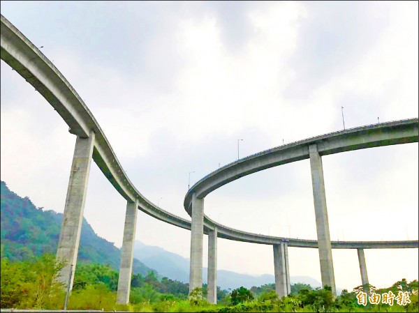 國六國姓交流道高架橋「橋聳雲天」，二十三層樓高的高橋造型優美，被選為全國公路八景之冠。（記者陳鳳麗攝）