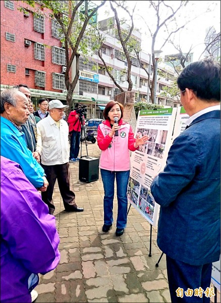 民進黨台中市議員初選結果出爐，現任議員陳淑華（右二）表現最亮眼。（記者黃鐘山攝）