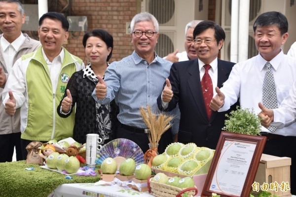 高雄市農業局長蔡復進（右三）將接任副市長。（資料照）