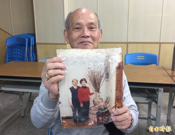 家住雲門10樓之9號的77歲劉茂盛，一眼就認出放在證物袋裡的資料，是他與老伴結婚10週年紀念照及入住雲門翠堤後的第一張室內合影，眼眶裡滿是淚光。（記者王峻祺攝）