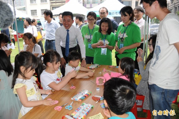 竹市文化局今年首度推出「新竹市閱讀節」，今於文化公園舉辦春天閱樂市集開幕活動，市長林智堅（後排左1）到場與小朋友互動。（記者王駿杰攝）