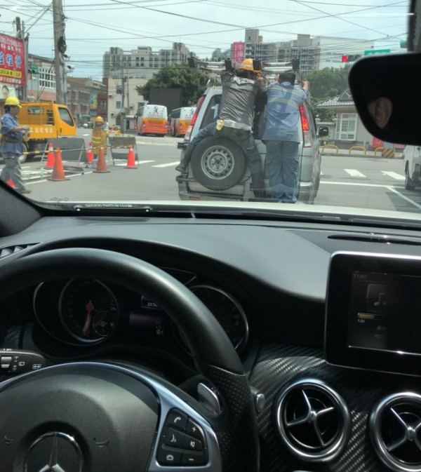 2位工程人員緊貼休旅車搭車。（圖擷自爆廢公社）
