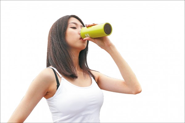 運動時別忘記多補充水分，有助於降低空汙對健康造成的傷害。（記者沈昱嘉／攝影）