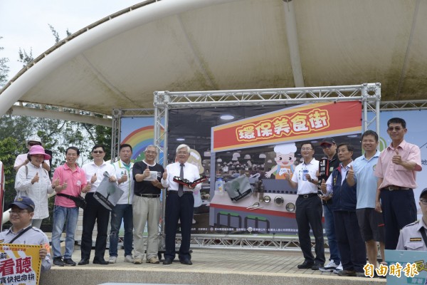 雲林縣長李進勇（左6）提倡外食自備餐具，減少一次性餐具使用。（記者林國賢攝）