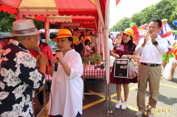 縣長張花冠（左2）在開幕儀式後，首度公開帶領在民進黨嘉縣黨內初選獲勝的前農委會副主委翁章梁（右）拜票。（記者曾迺強攝）