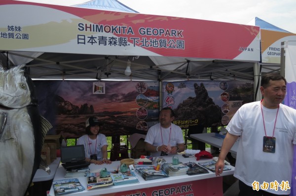 來自日本青森縣下北地質公園，也到野柳地質公園擺攤，希望讓國人也能認識下北地質公園，進而走訪下北地質公園。（記者俞肇福攝）