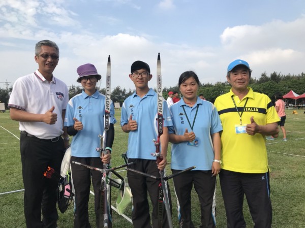 新竹市富禮國中在全中運拿到射箭女子團體銀牌和國中混雙金牌，成績優異。（記者洪美秀翻攝）