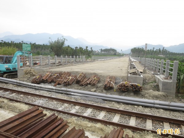 集集鎮中集路延伸省道工程，因路線穿越集集支線鐵軌，以致工程延宕。（記者劉濱銓攝）