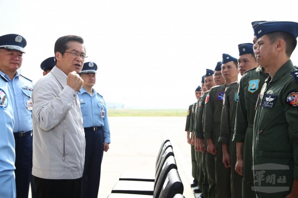 嚴德發肯定第6聯隊官兵有效掌握共軍及區域動態的傑出表現。（圖：軍聞社提供）。