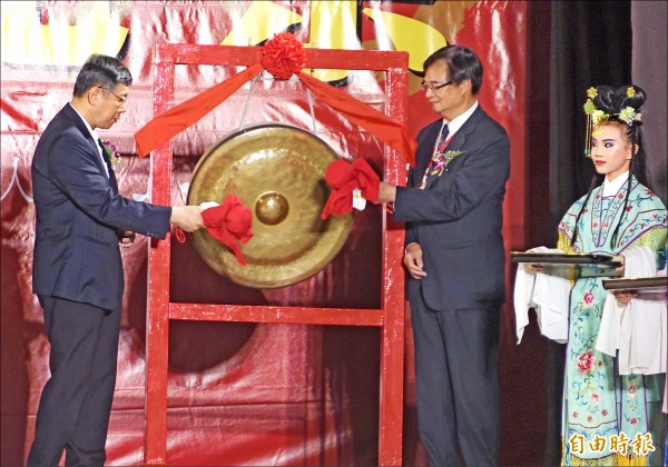 台北市長柯文哲（左）昨晚出席「保生文化祭」開鑼式，與貴賓一同剪綵開鑼。（記者王藝菘攝）