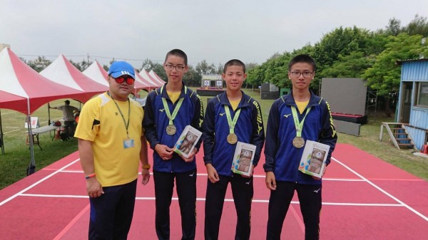 三和國中射箭隊獲今年全中運國中男子組團體冠軍，成功雙連霸並聯連5年奪金，左起為教練吳英男、選手張譯中、莊皓亘和同時獲國男個人對抗賽銅牌的蘇于洋。（三和國中射箭隊提供）