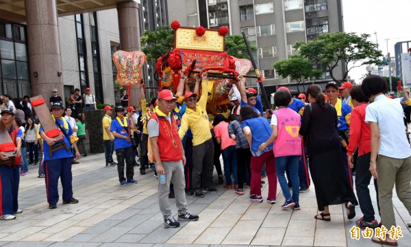 中壢朝明宮媽祖回鑾，信眾排成人龍搶躦轎腳祈福。（記者李容萍攝）