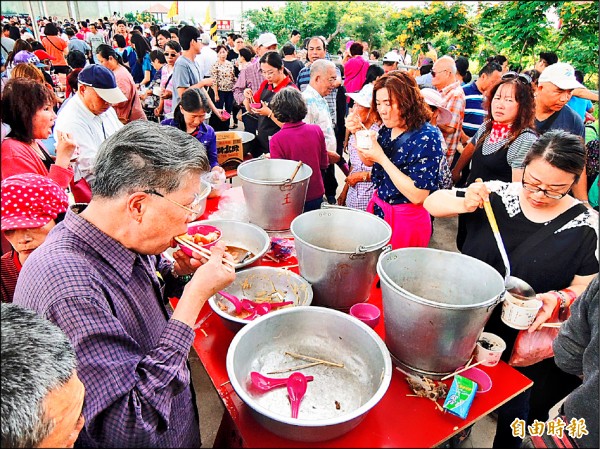 逾300攤的飯擔，20分鐘一掃而空。（記者張勳騰攝）