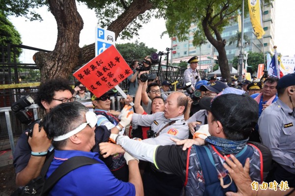 退休警察人員協會總會等團體舉行2天1夜「警消不服從」抗議，群眾還與執勤員警、採訪記者發生推擠衝突，共有4名記者與2名員警受傷。（記者劉信德攝）