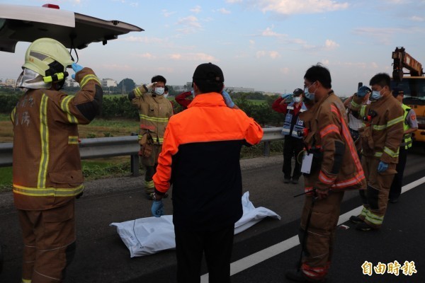 國道警察局統計近年國道警察執勤傷亡情形，共造成4死33傷。圖為今天車禍消防員將國道殉職警遺體移出後列隊致敬，大喊「學長，任務結束」，場面哀悽。（記者萬于甄攝）