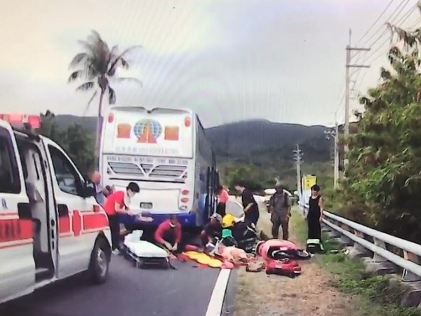 來自中國的35歲蘇姓女子騎乘電動車行經屏200線時，與同向的遊覽車發生擦撞後撞擊致重傷，送醫不治。（記者陳彥廷翻攝）