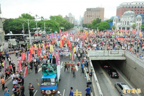 中華民國退警總會今天下午2點在立法院外發動「警消不服從」陳情遊行，抗議民眾佔據忠孝西路。（記者王藝菘攝）