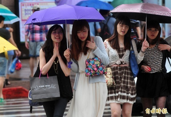 今有鋒面通過，全台各地都有可能降大雨，氣溫也有下降的趨勢。（資料照）