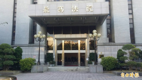 台東縣一名人妻3年前「偷吃」廖姓未婚男攝影師，擔心婚外情曝光只維持2個多月就提分手，廖男竟向她勒索7萬元分手費和「分手炮」，廖男還偷拍影片並公開PO在臉書上；最高法院今駁回上訴，將廖男依妨害性自主、散布猥褻物、竊錄隱私、恐嚇取財罪等罪，判刑5年2月，以及7月可易科罰金之刑，全案定讞。（資料照）
