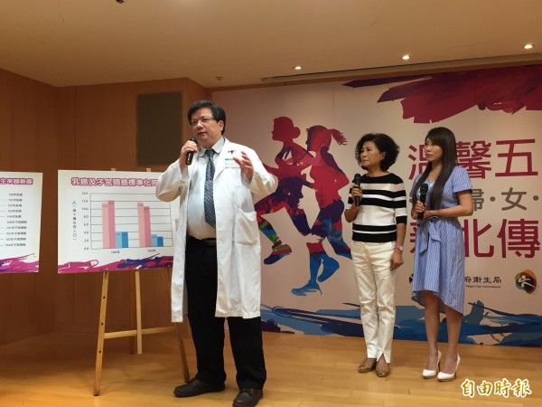 亞東紀念醫院婦產部主任蕭聖謀說，子宮頸癌初期的治癒率可以達9成，提醒有過性行為的婦女要定期篩檢。（記者邱書昱攝）