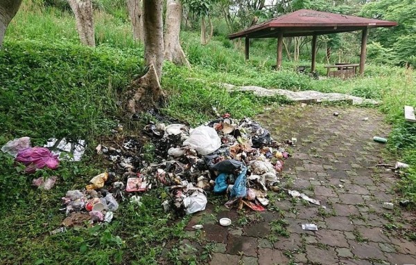 竹市高峰里一間財神廟旁涼亭，遭民眾惡意傾倒、焚燒大量垃圾。（記者王駿杰翻攝自郭朋鑫臉書）